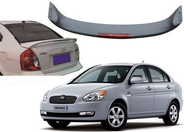 中国 自動車は2000年および2007年ヒュンダイ・アクセントVernaのためのLEDライトが付いている屋根のスポイラーを彫刻します サプライヤー