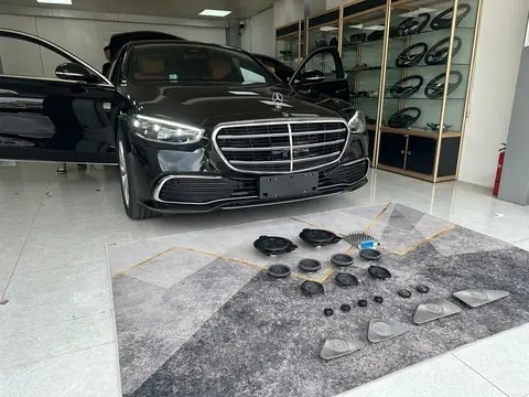 最新の企業ブログについて メルセデス・ベンツ S400Lの音声システムはアップグレードする必要があります?小さなベルリンスピーカー,回転ツイッターと天井ベルリンスピーカーを追加